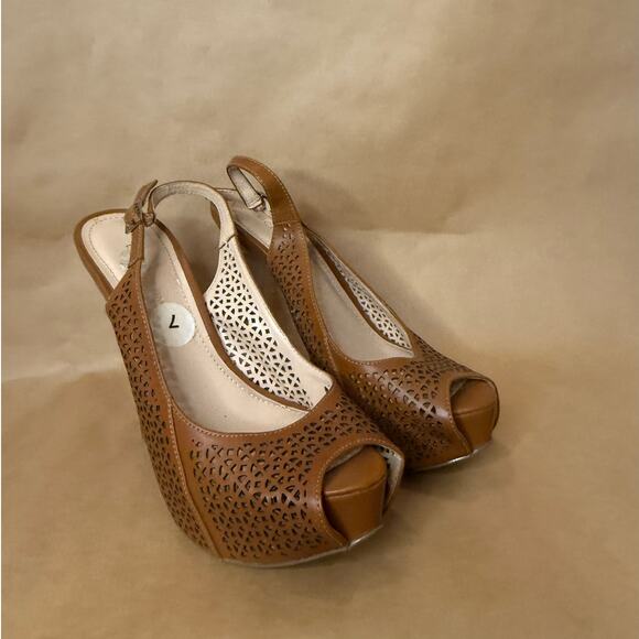 BCBG Generation Whiteny Tan/Brown Open Toed Leather Pump Slingback Heels SZ 7 - Picture 1 of 10